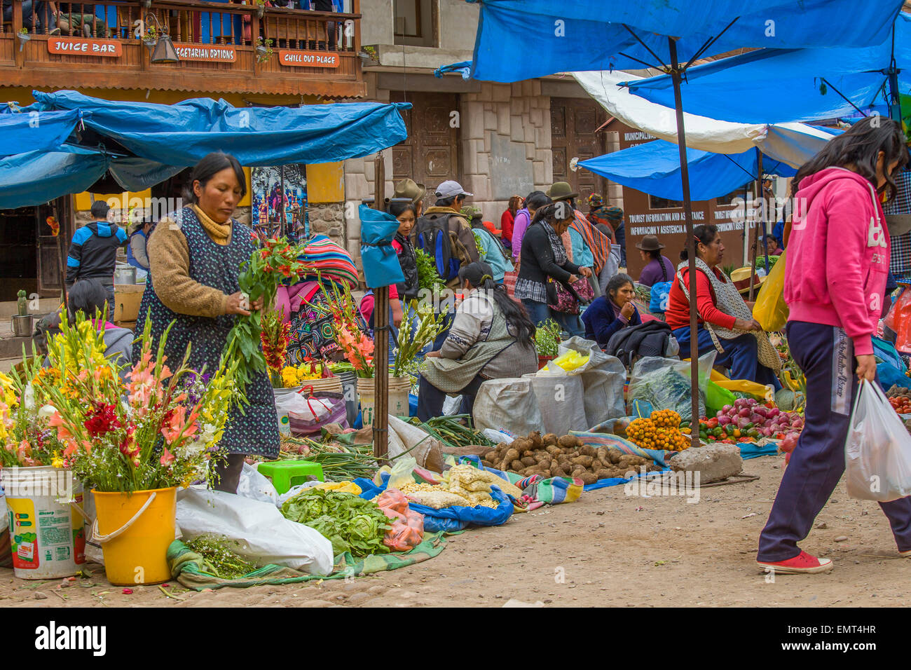 Les femmes vente de fleurs et de la nourriture sur le marché dans les andes au Pérou. Banque D'Images