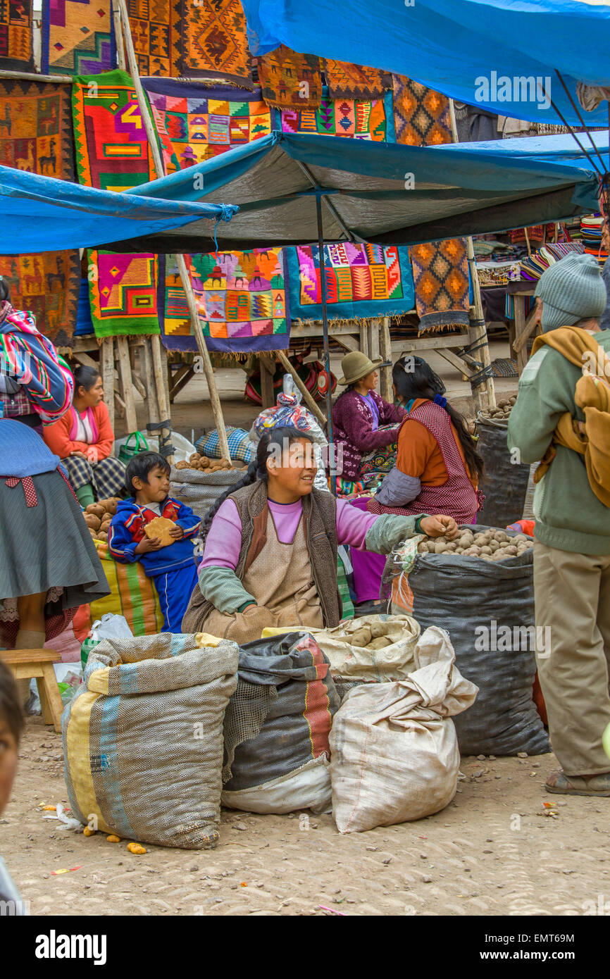 Les femmes vendent des produits alimentaires sur le marché dans les andes au Pérou. Banque D'Images