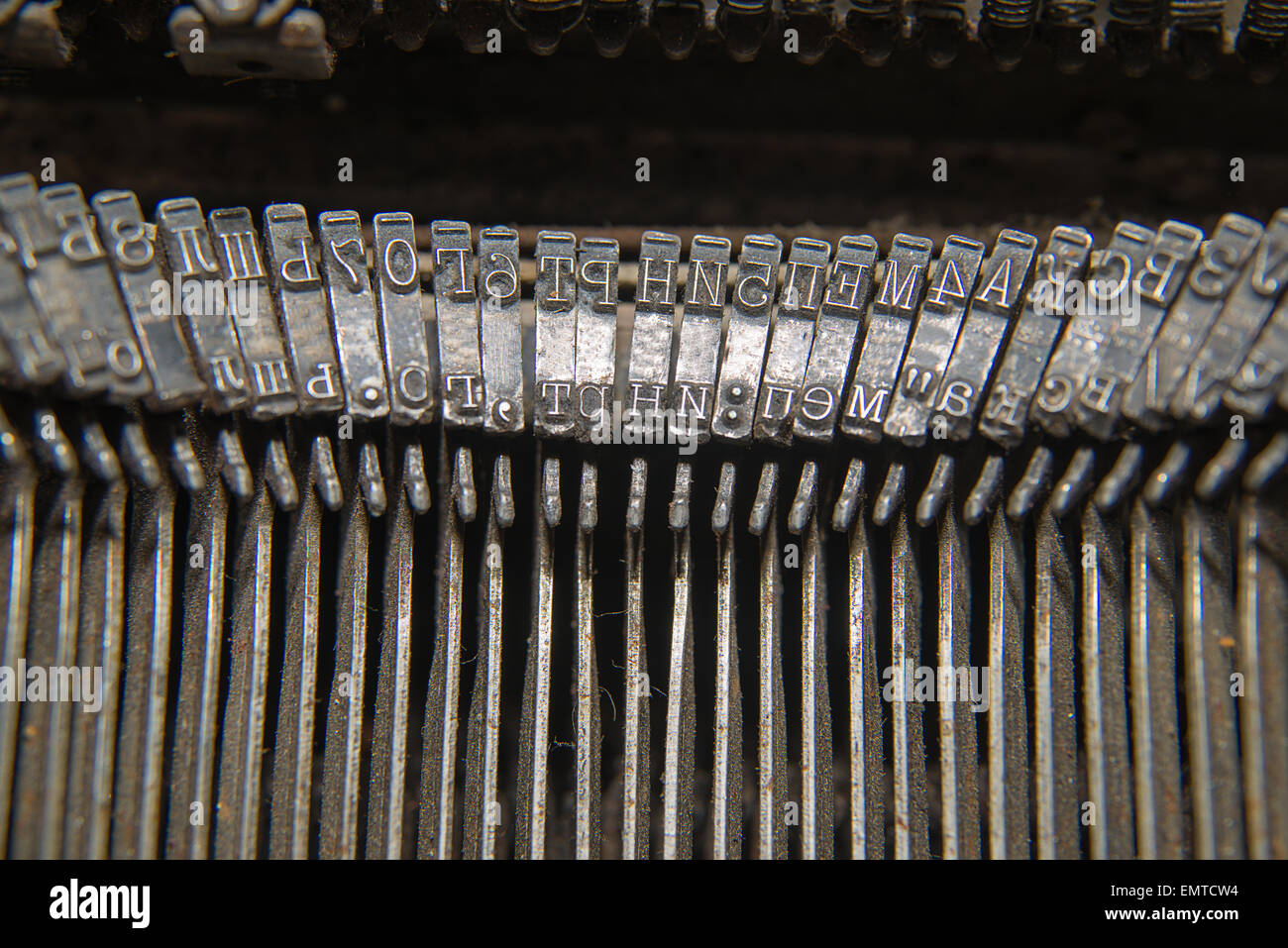 Des pièces métalliques pour l'impression de documents sur une vieille machine à écrire Banque D'Images