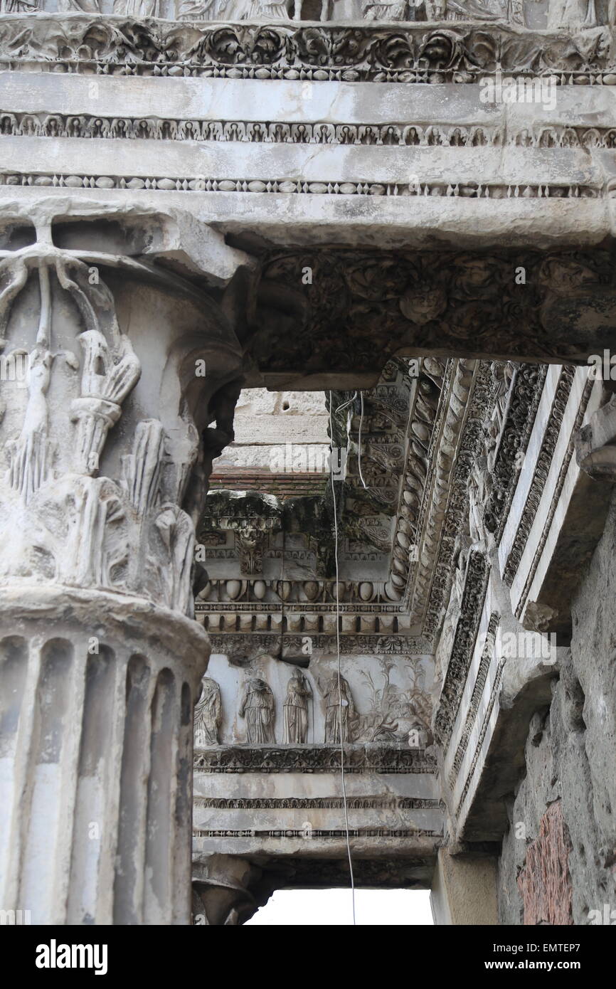 L'Italie. Rome. Forum de Nerva. Temple de Minerva. 1er siècle après JC. Vestiges de péristyle. Banque D'Images