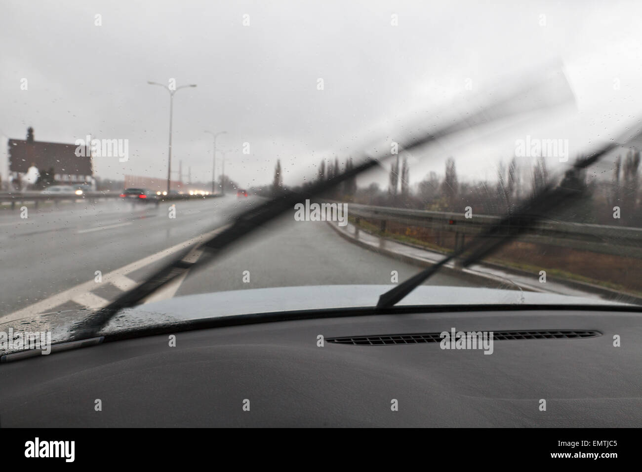 La conduite dans de mauvaises conditions météorologiques, de l'essuie-glace Banque D'Images