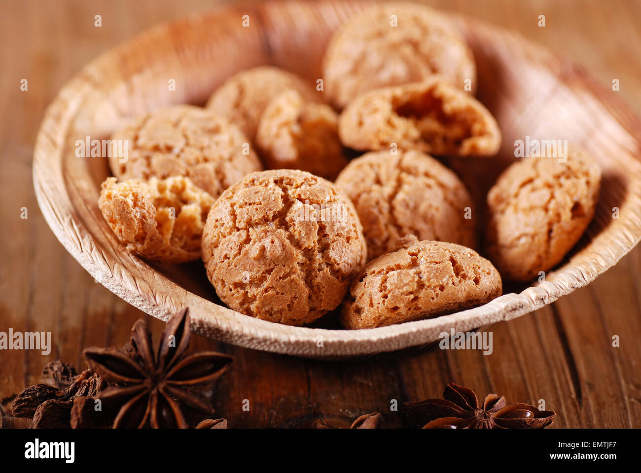 Amaretti traditionnels italiens, les cookies dans le bol en bois Banque D'Images