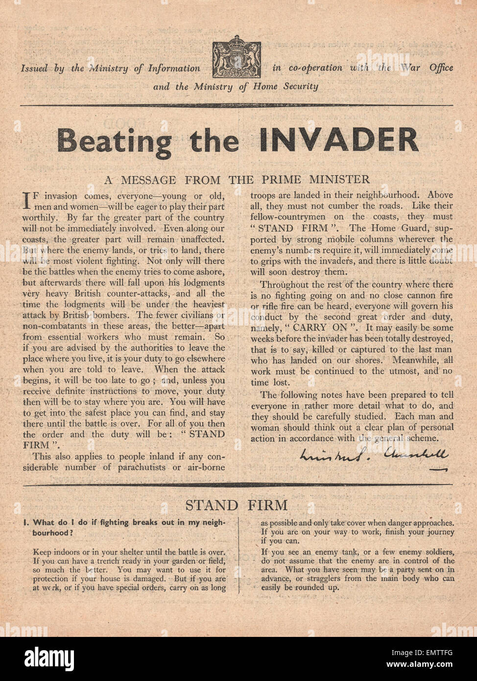 1940 'gouvernement battant l'envahisseur' brochure avec message du Premier ministre Winston Churchill sur la procédure après un Banque D'Images