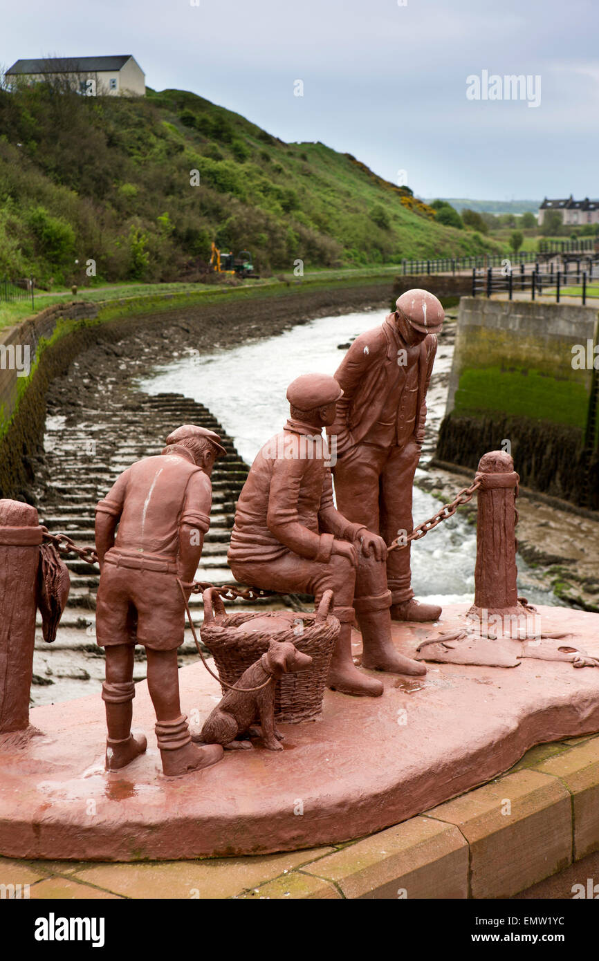 UK, Cumbria, Maryport, UN Fishy Tale résine et hématite sculpture par Colin sur la rivière Telfer Ellen Banque D'Images