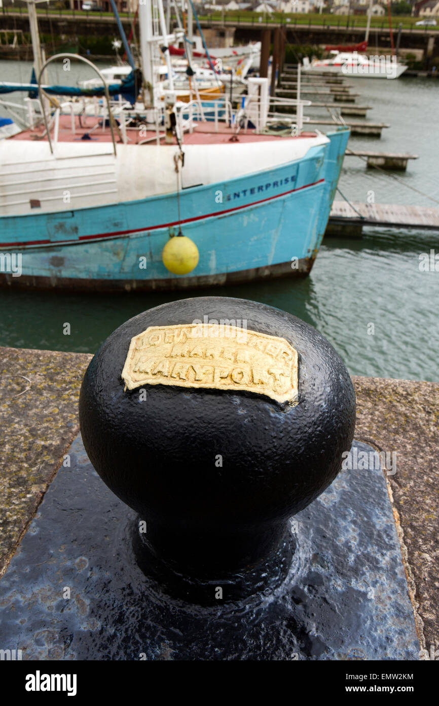 UK, Cumbria, Maryport marina, amarrage à quai bollard par John Walker fabriqués localement Banque D'Images