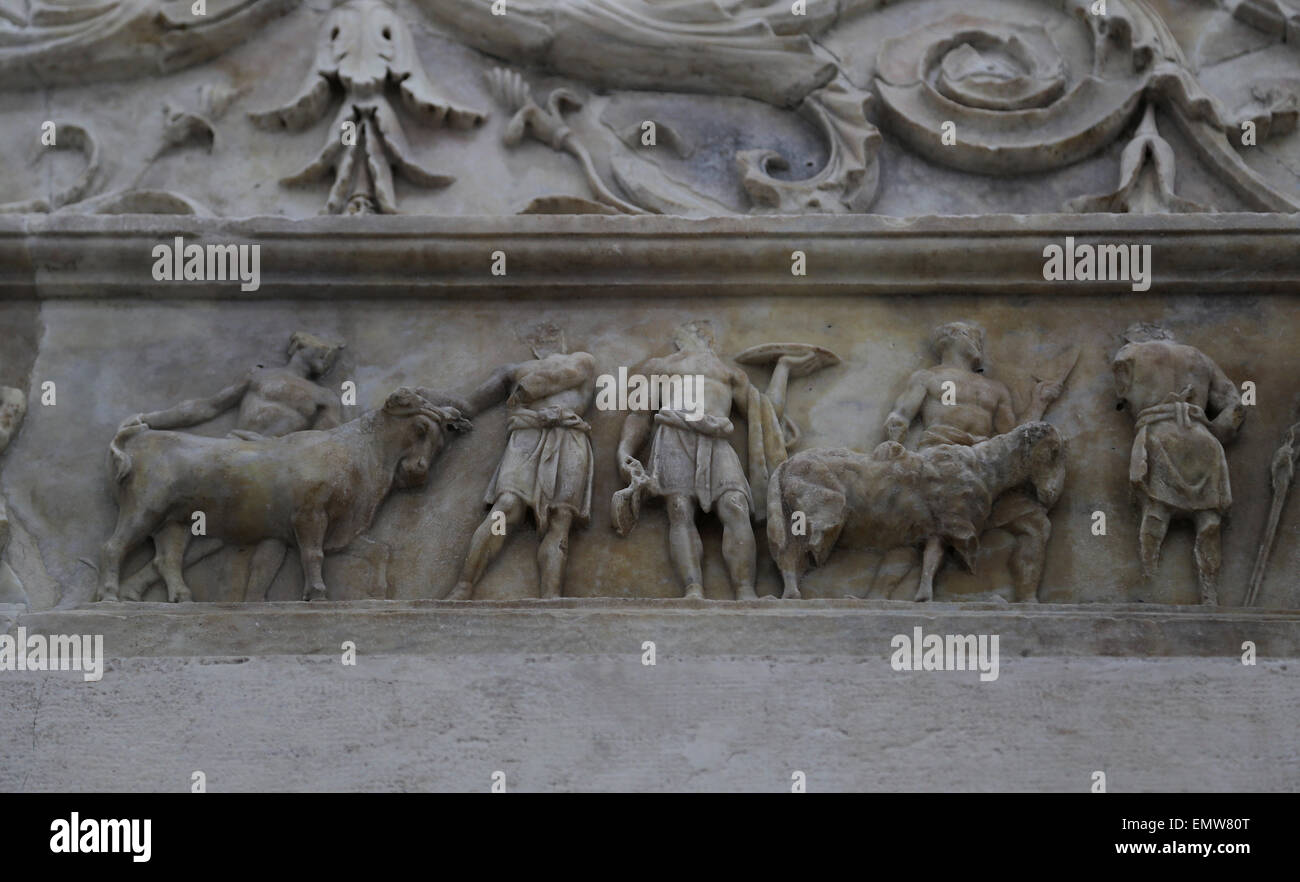 L'Italie. Rome. Ara Pacis Augustae. Autel dédié à la Pax. 13-9 av. Scène du sacrifice d'un taureau et un agneau. Banque D'Images