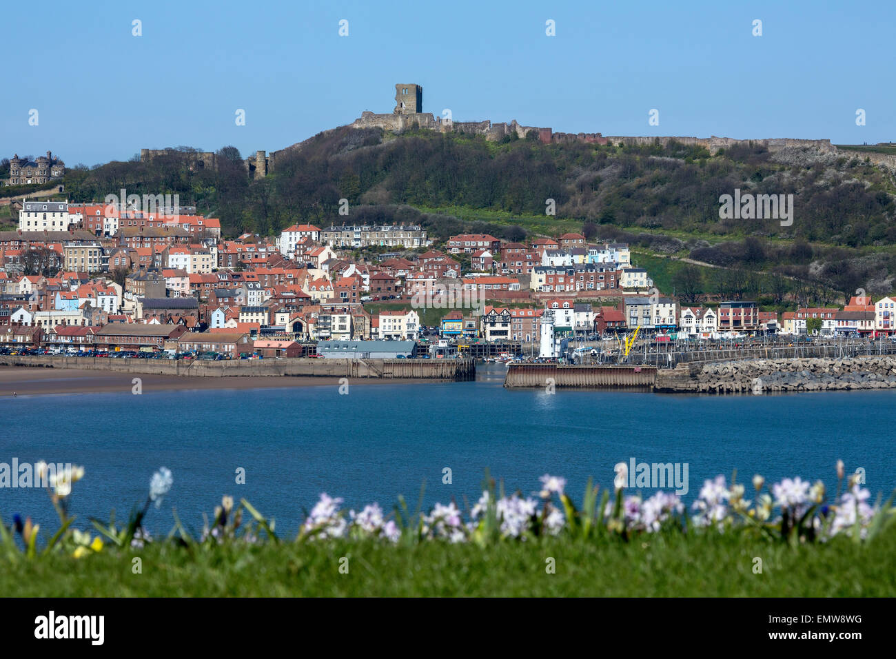 Le Château de Scarborough sur une colline au-dessus de la ville et le port - North Yorkshire Coast dans le nord-est de l'Angleterre. Banque D'Images