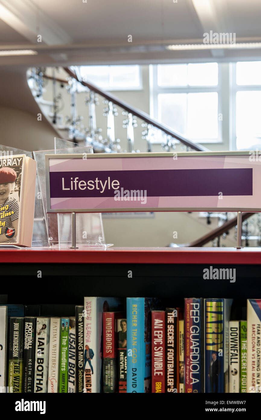 Étagères de livres de bibliothèque à la bibliothèque Leïde dans le London Borough of Brent , style de vie Banque D'Images
