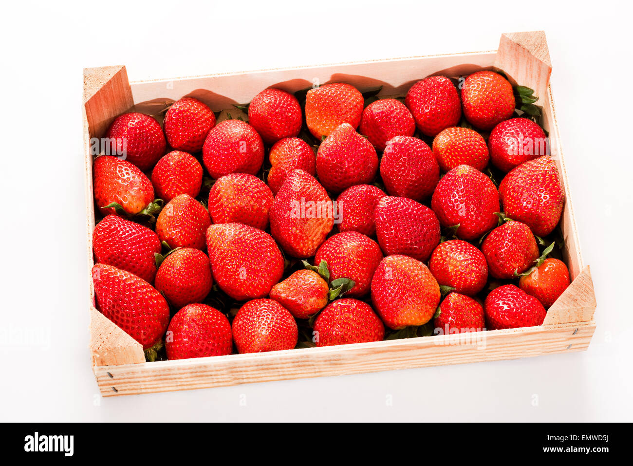 Fraise, fraises fraîches dans la boîte en bois dans une alimentation saine nature écologique précieux fruits biodynamique rouge beau et grand Banque D'Images