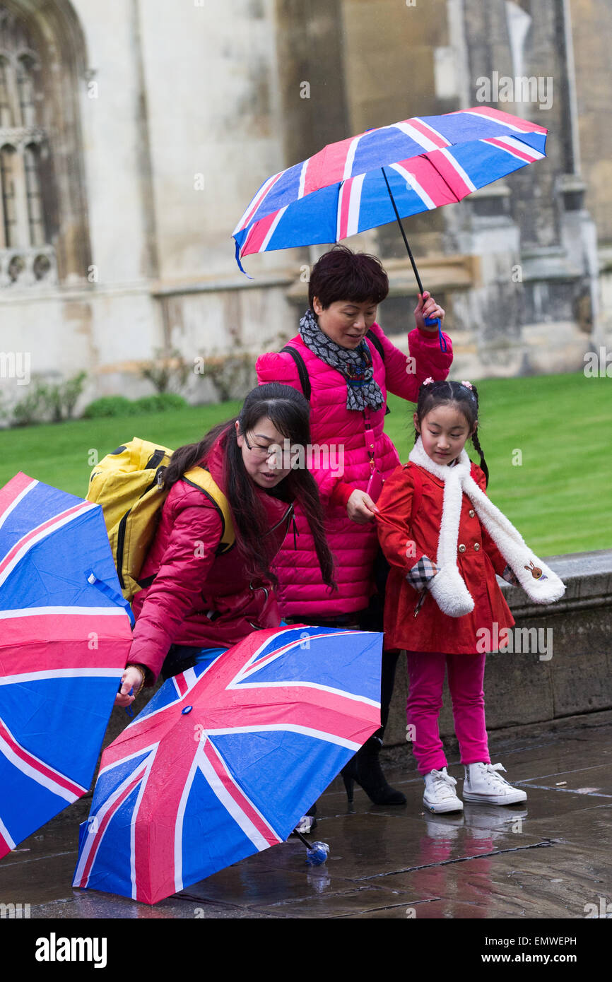 Sous les parasols touristique à Cambridge, parce qu'il pleut. Banque D'Images