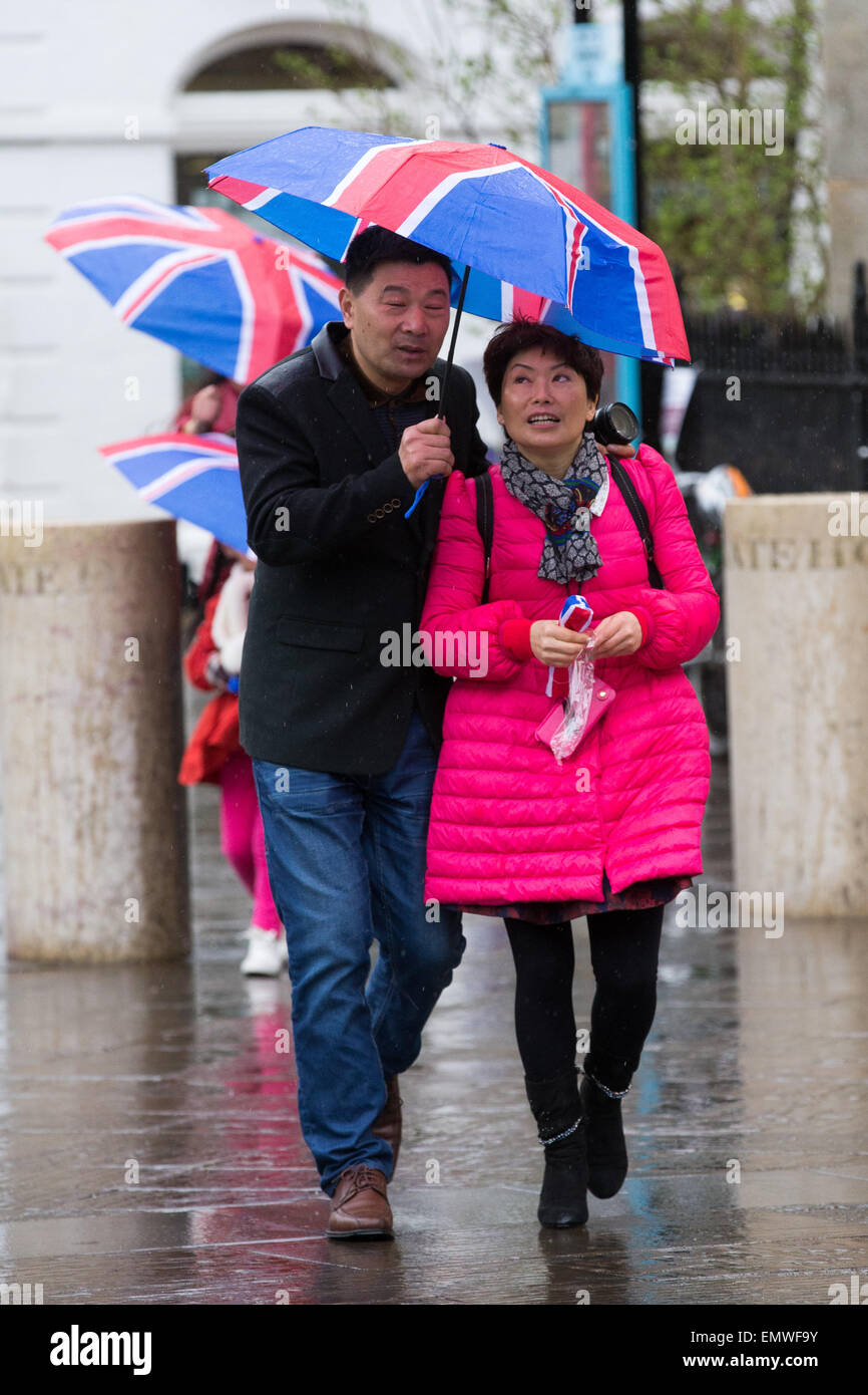 Sous les parasols touristique à Cambridge, parce qu'il pleut. Banque D'Images