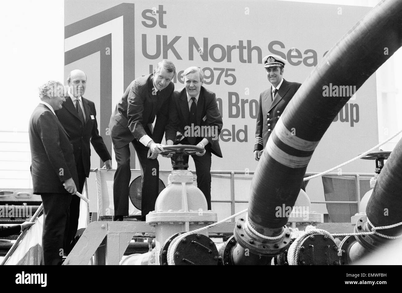 Dans un geste, de l'Énergie Ministre symbollic Anthony Wedgwood-Benn Argyll et patron du Consortium Fred Hamilton 'activer' la première huile de circuler en Grande-Bretagne à partir de la mer du Nord, arrivant à bord du pétrolier Theogennitor à partir de l'Argyll. 18 juin 1975. Banque D'Images