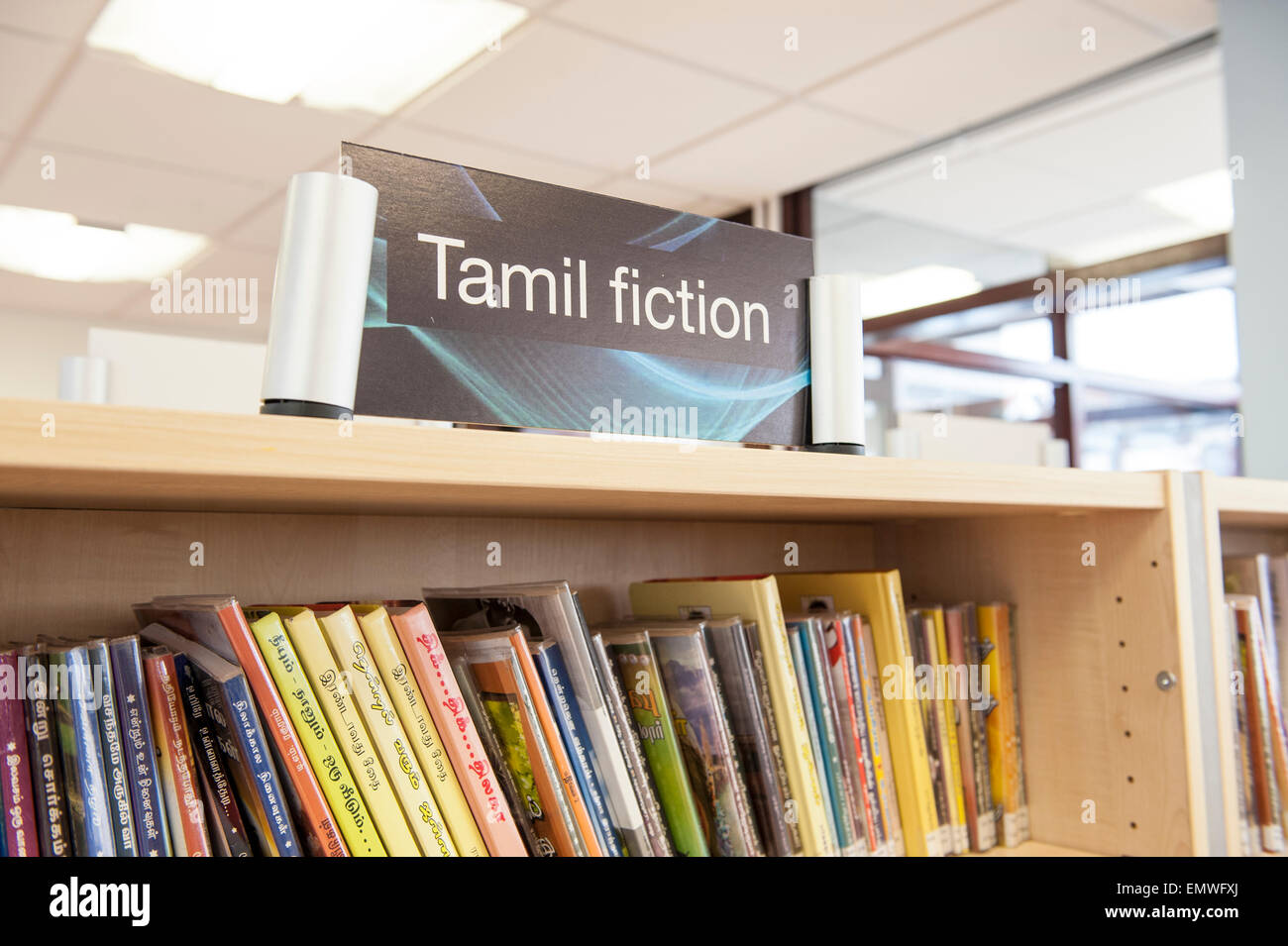 Livres de fiction en tamoul à la bibliothèque à Ealing Road, bibliothèque de l'arrondissement de Brent à Londres Banque D'Images