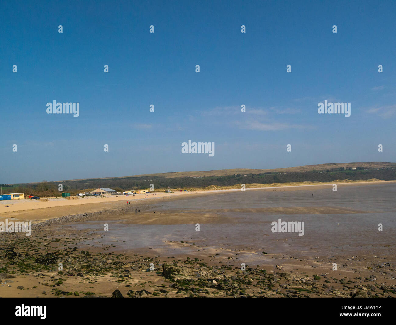 Vue sur la péninsule de Gower Oxwich Bay South Wales Swansea Royaume-uni le beau ciel bleu d'avril une destination touristique populaire Banque D'Images