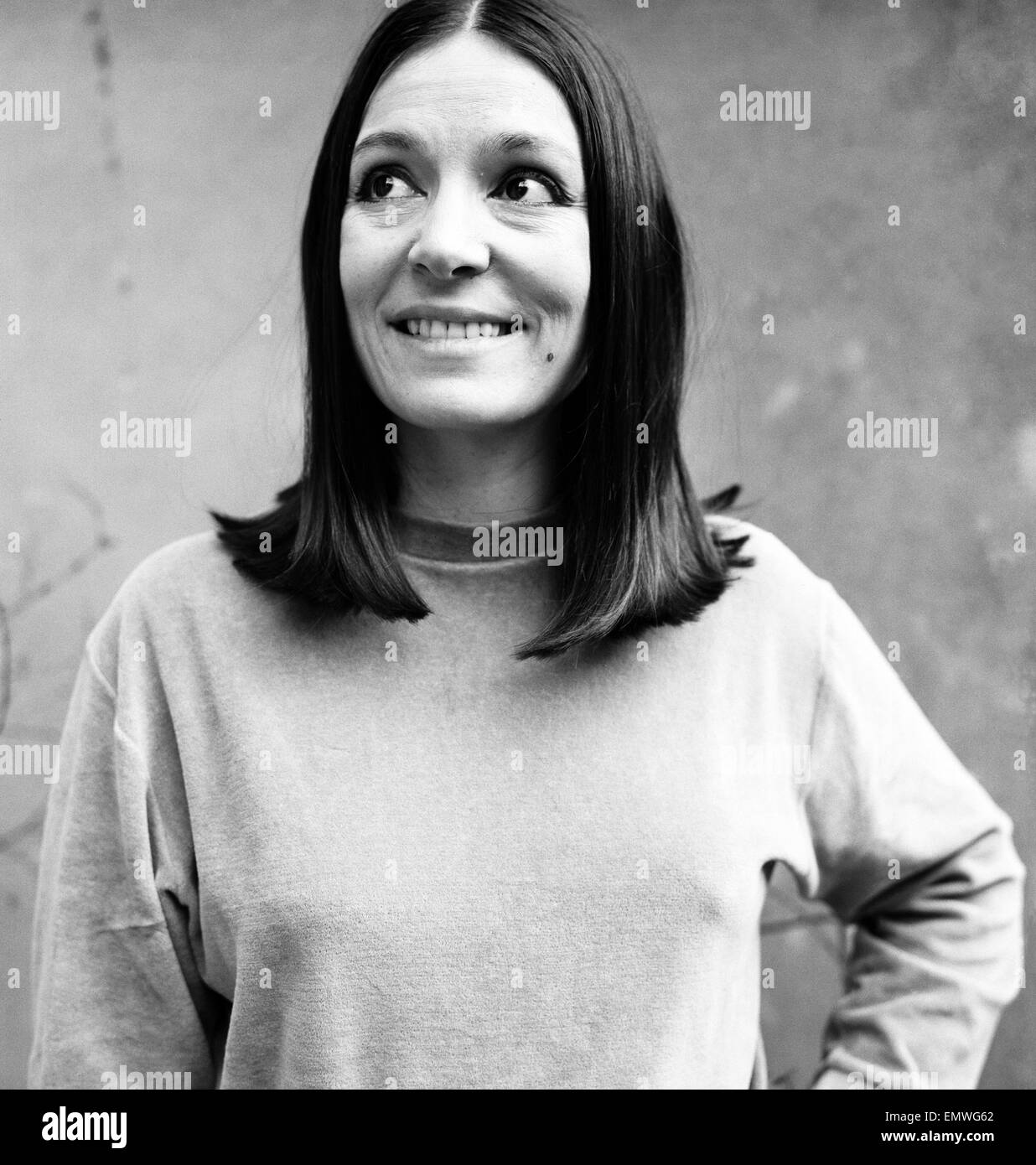 Nana Mouskouri, star de la chanson Internationale, photographié à sa télévision de Belgravia à Londres, 24 février 1970. Photo - pour la première fois - sans ses lunettes de marque. Banque D'Images