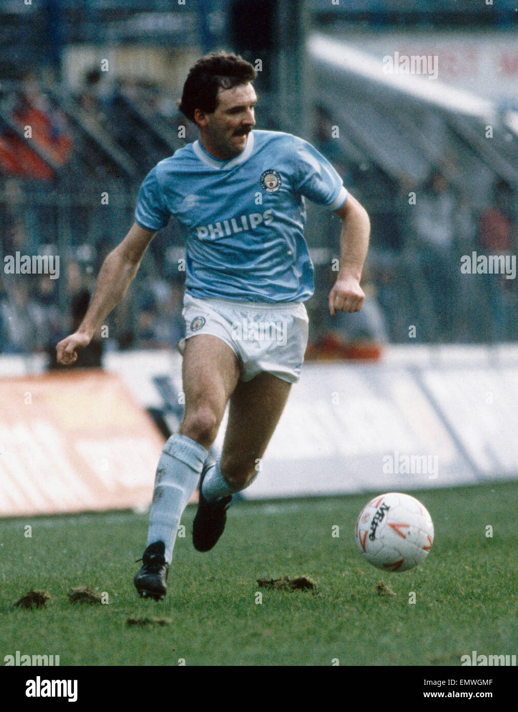 Division de la Ligue anglaise un match à Maine Road. Manchester City v Queens Park Rangers 2 0. Au cours de l'action du match. 8e février 1986. Banque D'Images