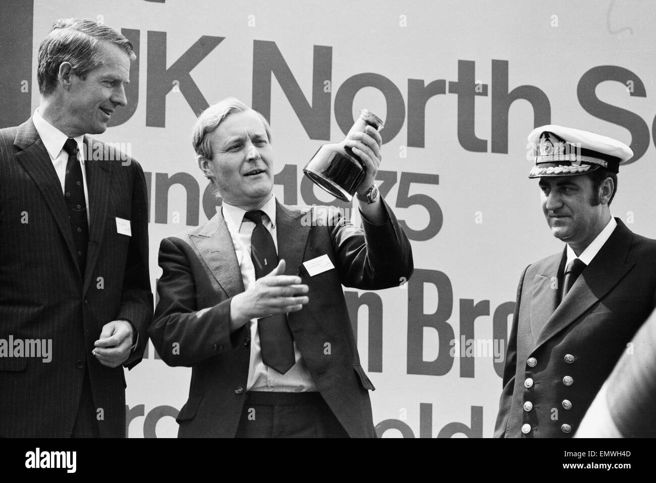 Dans un geste, de l'Énergie Ministre symbollic Anthony Wedgwood-Benn Argyll et patron du Consortium Fred Hamilton 'activé' le premier à l'huile de circuler en Grande-Bretagne à partir de la mer du Nord, arrivant à bord du pétrolier Theogennitor à partir de l'Argyll. 18 juin 1975. Banque D'Images