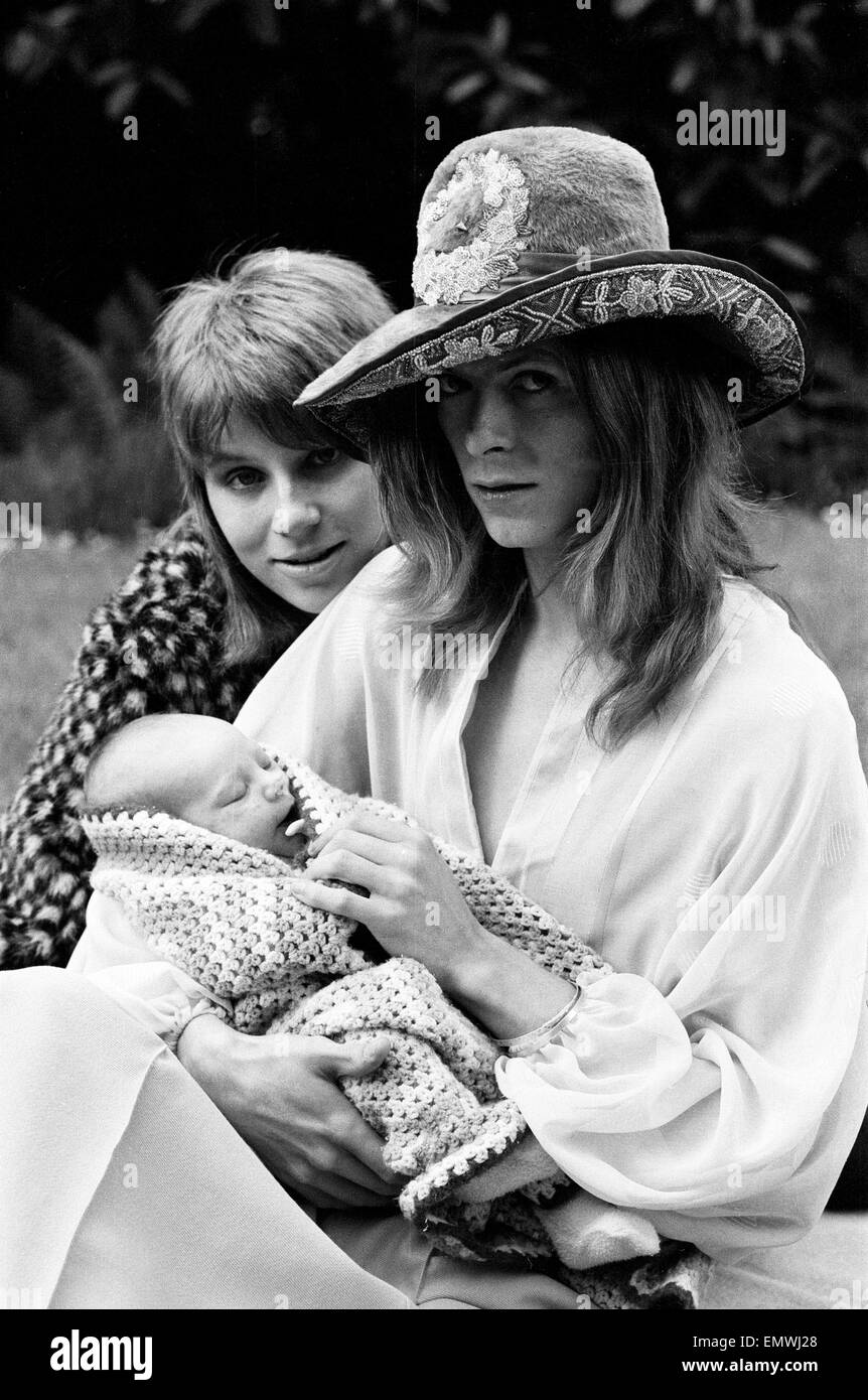 Pop star David Bowie avec femme Angie et son fils de trois semaines Zowie.  Elle est une modélisation des sacs d'Oxford, robe chemise en coton turc et  un feutre. 29 juin 1971