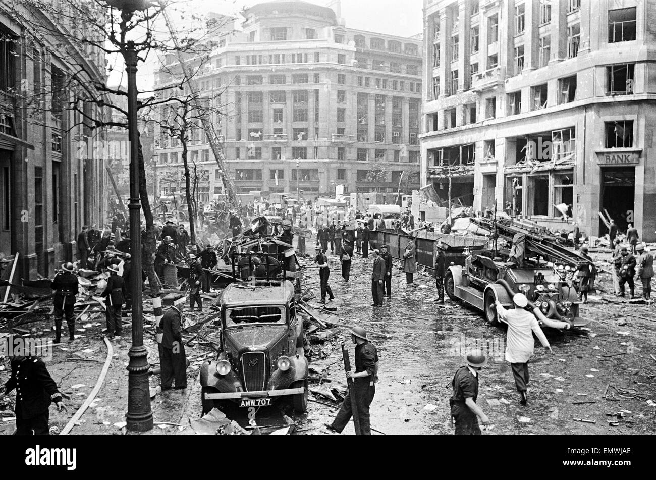 V1 (Robotplane) tombe en dehors de Bush House et Ministère de l'air. 30 Juin 1944 Banque D'Images
