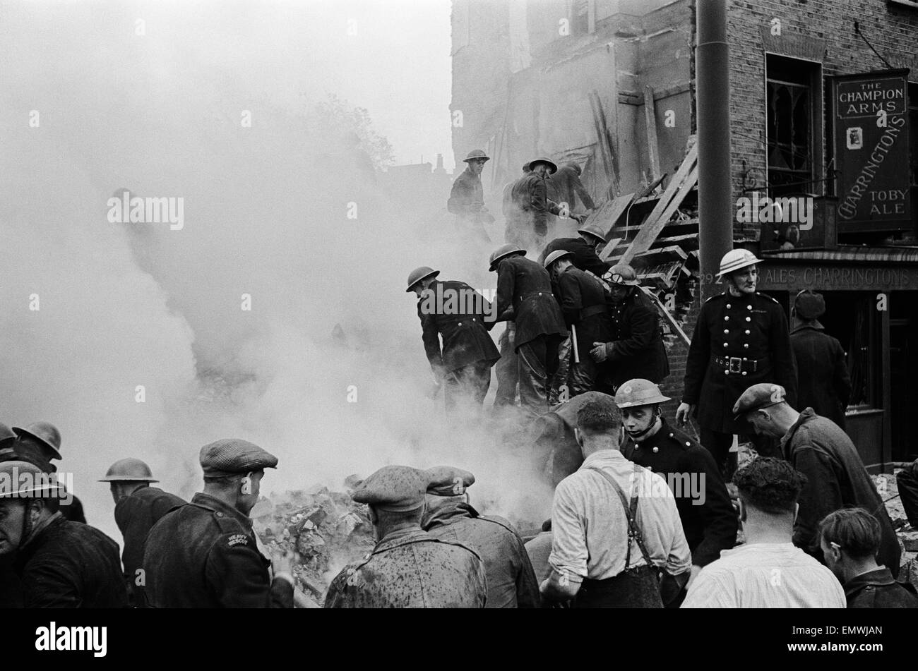 V1 (Robotplane) dégâts sur Rosebery Avenue. Les pompiers et les services de secours au travail. 6 Juillet 1944 Banque D'Images
