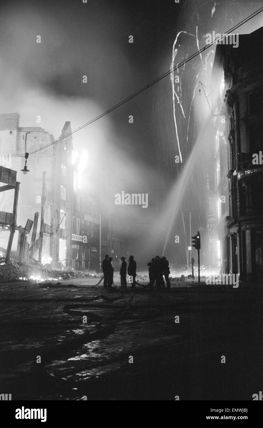Les Pompiers au travail sur Ebury Street, Pimlico. 16 avril 1941. Banque D'Images