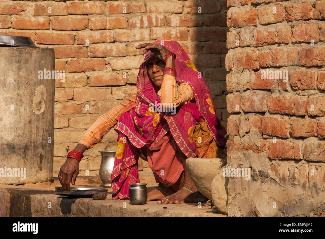 Dame indienne en sari traditionnel est assis sur les marches à Agra, Inde Banque D'Images