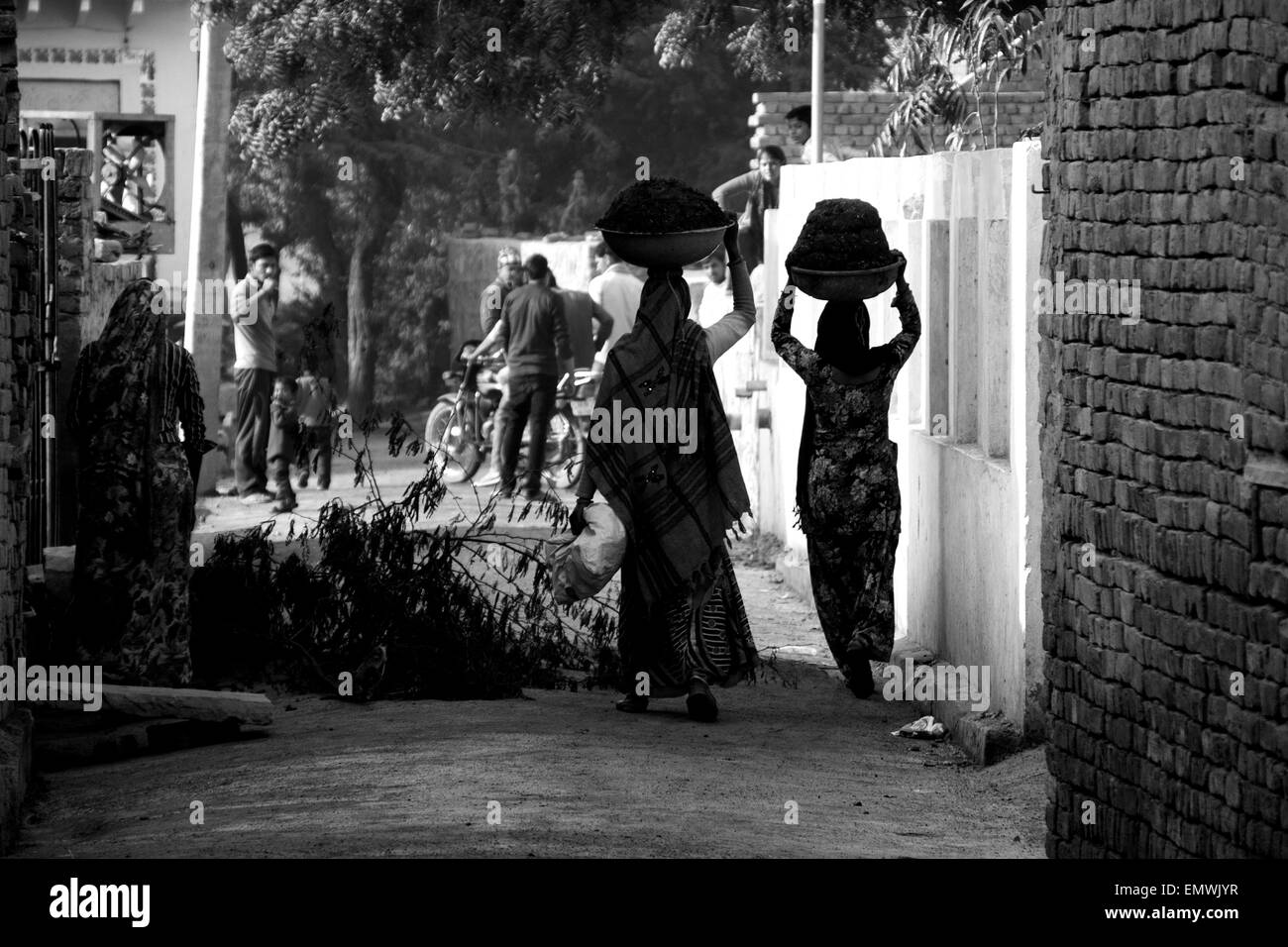 Scène de rue à Agra, Inde. Les femmes en Sari, transporter l'eau sur la tête Banque D'Images