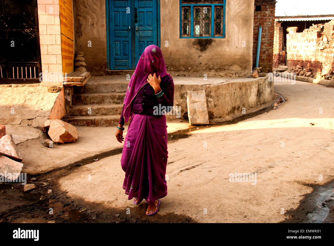 Agra, Inde. Scène de rue montre femme locale à Sari Banque D'Images