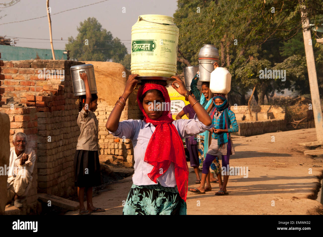 Agra, Inde. Femme en Sari transporte l'eau sur la tête. Banque D'Images