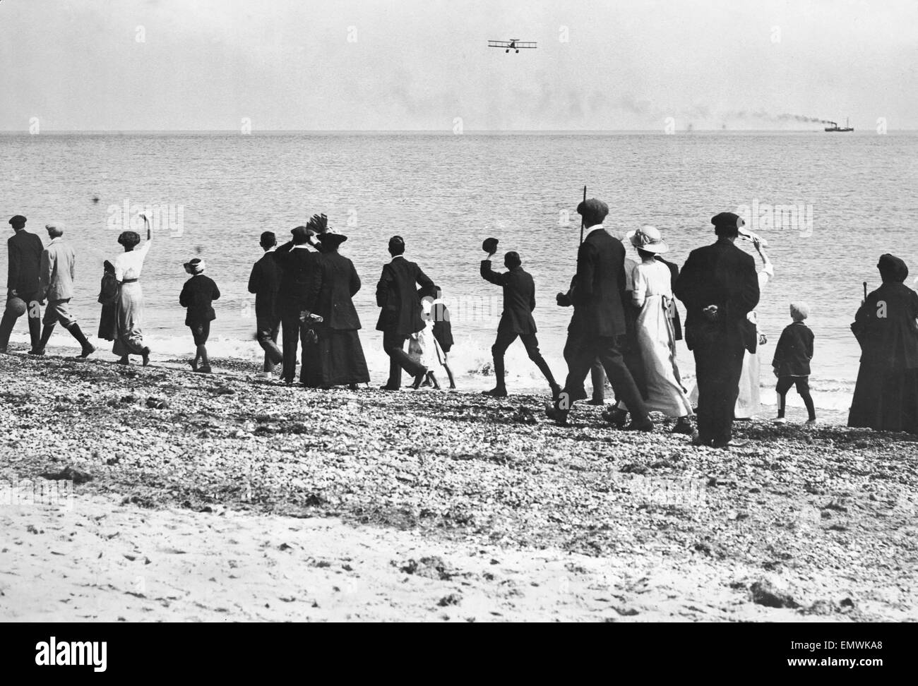 La foule sur la plage de Yarmouth vu ici forme off George Harry Hawker et son mécanicien Kauper Harry lors de leur deuxième tentative pour le Daily Mail, Grande-Bretagne prix de £5000, dans un hydravion. La tentative s'est terminée près de Dublin après ils avaient volé 1043 miles Banque D'Images