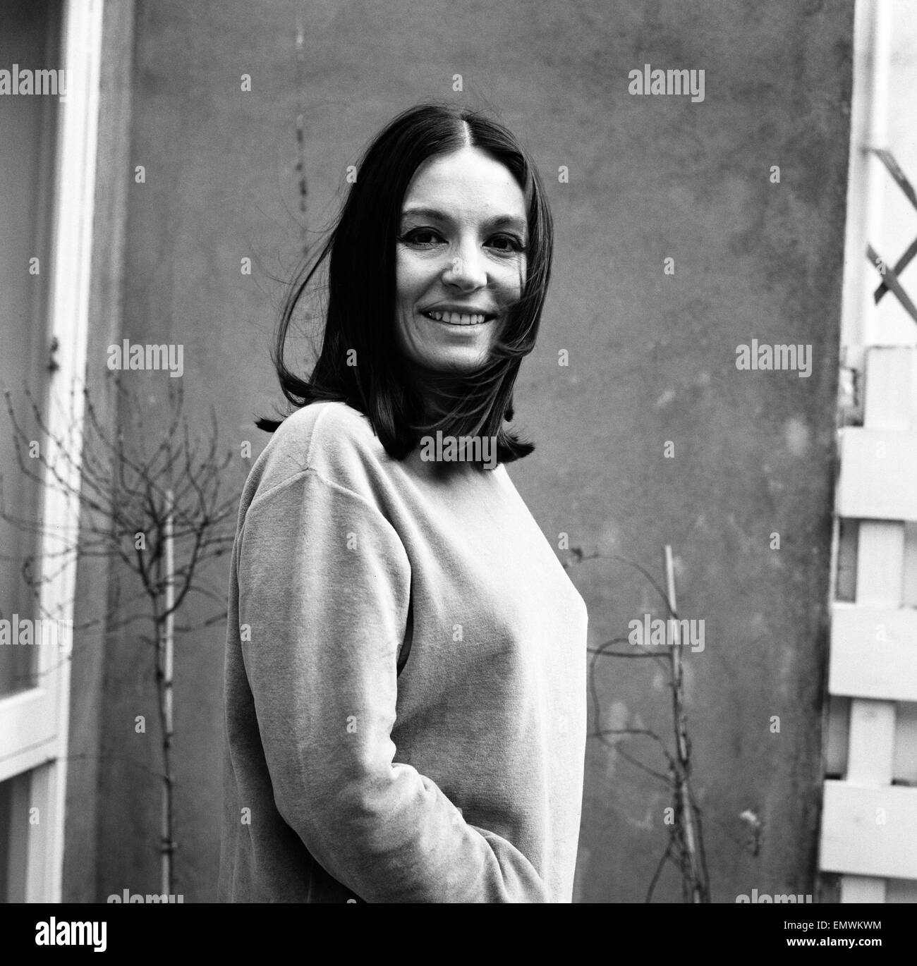 Nana Mouskouri, star de la chanson Internationale, photographié à sa télévision de Belgravia à Londres, 24 février 1970. Photo - pour la première fois - sans ses lunettes de marque. Banque D'Images