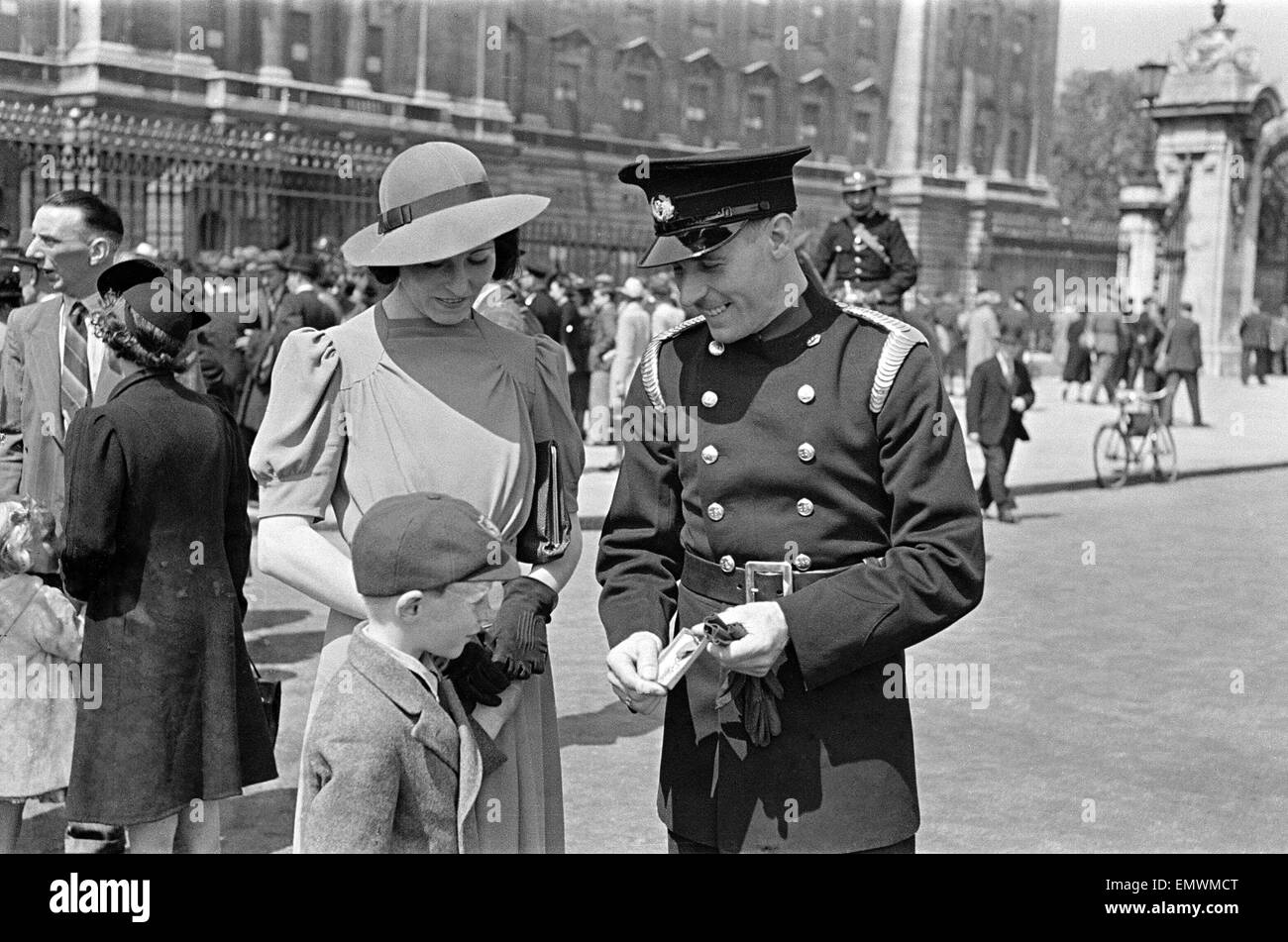 Skillern pompier temporaire reçoit la médaille George au Palace, avec sa femme et son enfant, 17 juin 1941. Banque D'Images