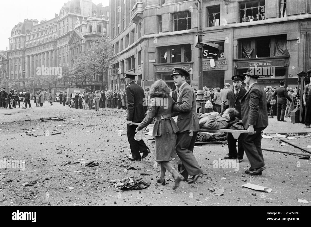 V1 (Robotplane) tombe en dehors de Bush House et Ministère de l'air. 30 Juin 1944 Banque D'Images