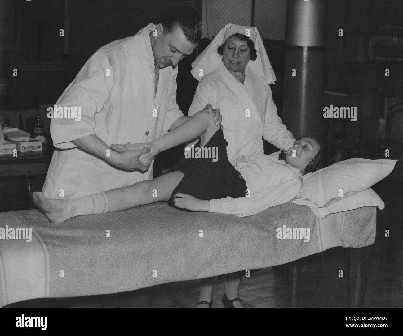 M. H. E. Kennard, manipulatrices chirurgien à la clinique du Temple de la ville de Londres, ce qui tend à manquer Doreen Lewis de Aerodene Brixton Road S. W., le 23 avril 1938. Banque D'Images M. H. E. Kennard, manipulatrices chirurgien à la clinique du Temple de la ville de Londres, ce qui tend à manquer Doreen Lewis de Aerodene Brixton Road S. W., le 23 avril 1938. Banque D'Images