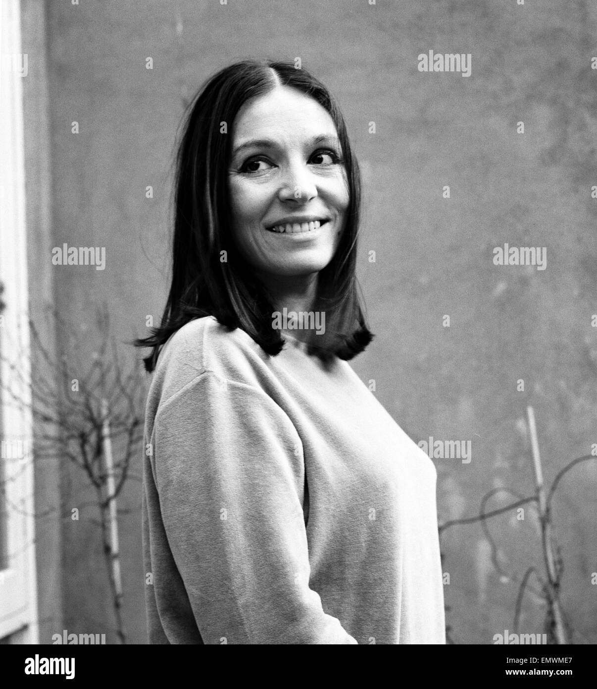 Nana Mouskouri, star de la chanson Internationale, photographié à sa télévision de Belgravia à Londres, 24 février 1970. Photo - pour la première fois - sans ses lunettes de marque. Banque D'Images