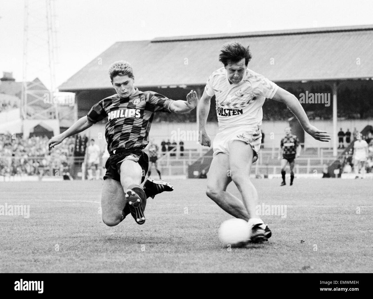 Division de la Ligue anglaise l'un match à White Hart Lane. 1 Tottenham Hotspur v Manchester City 0. Tony Galvin, d'éperons contesté pour la balle. 30 août 1986. Banque D'Images