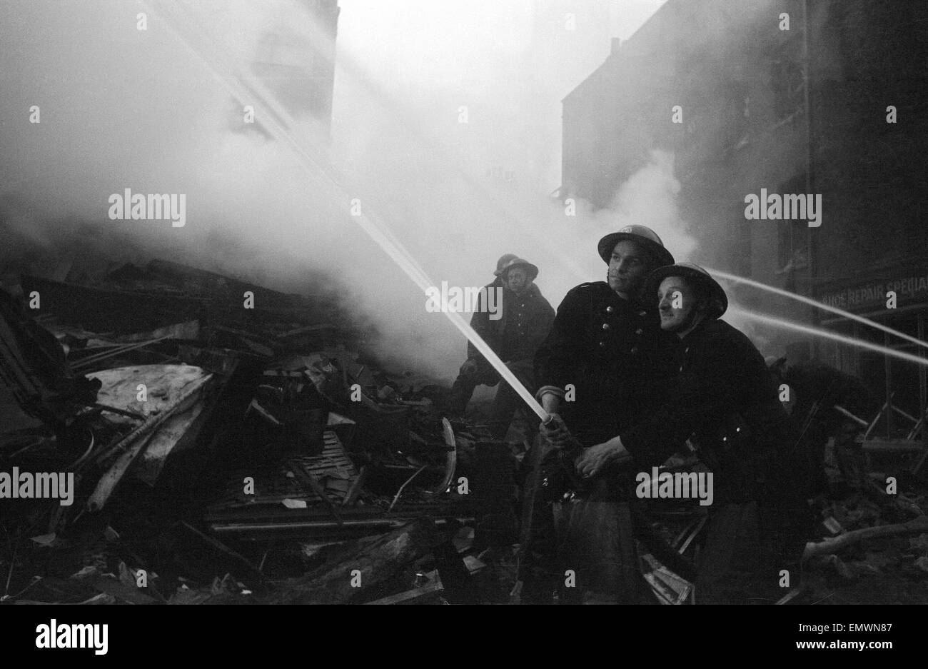 Les Pompiers au travail sur Ebury Street, Pimlico. 16 avril 1941. Banque D'Images