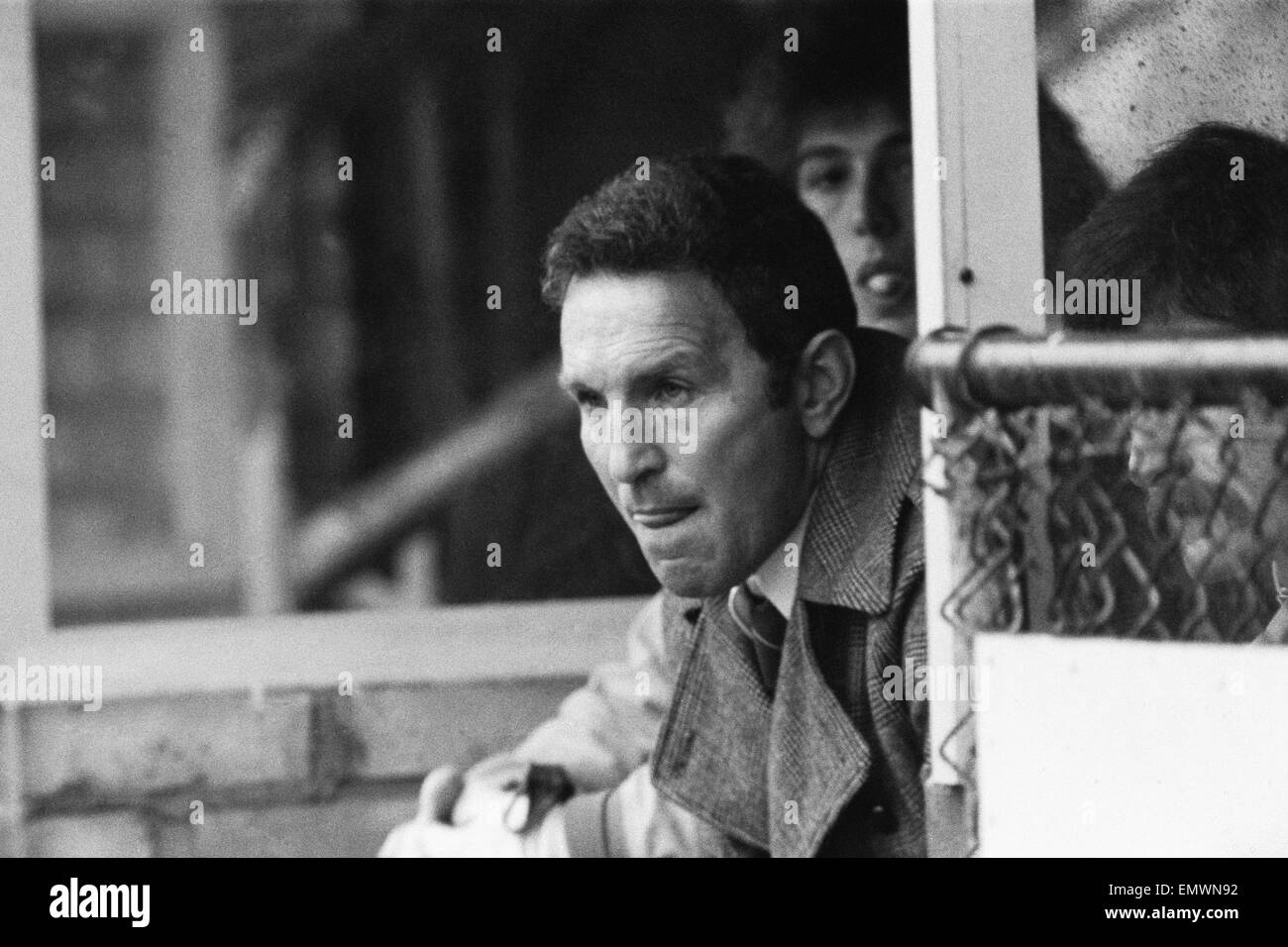 Division de la Ligue anglaise un match à Carrow Road. Norwich City 2 v Chelsea 2. Chelsea manager Dave Sexton attend impatiemment sur l'étang de Norwich comme égaliser. 9 mars 1974. Banque D'Images