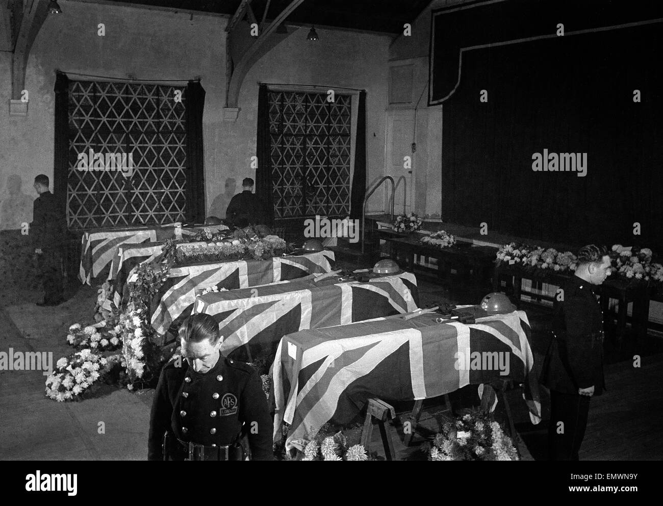 London Fire Service de funérailles. Cinq tués pendant le raid sur Wandsworth 11 octobre 14 octobre 1940 Banque D'Images