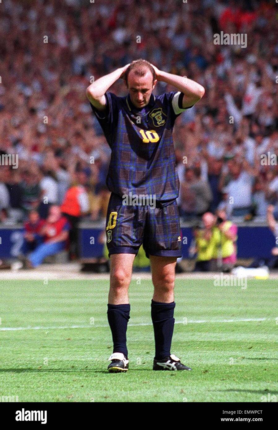 Gary Mcallister rate la chance d'égaliser avec un tir de pénalité au cours de l'Angleterre v Ecosse match de l'Euro de football 1996 Banque D'Images
