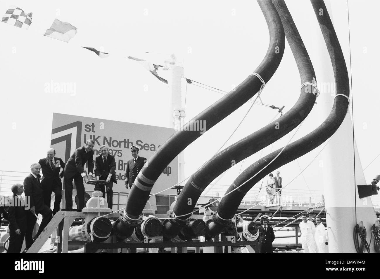 Dans un geste, de l'Énergie Ministre symbollic Anthony Wedgwood-Benn Argyll et patron du Consortium Fred Hamilton 'activer' la première huile de circuler en Grande-Bretagne à partir de la mer du Nord, arrivant à bord du pétrolier Theogennitor à partir de l'Argyll. 18 juin 1975. Banque D'Images