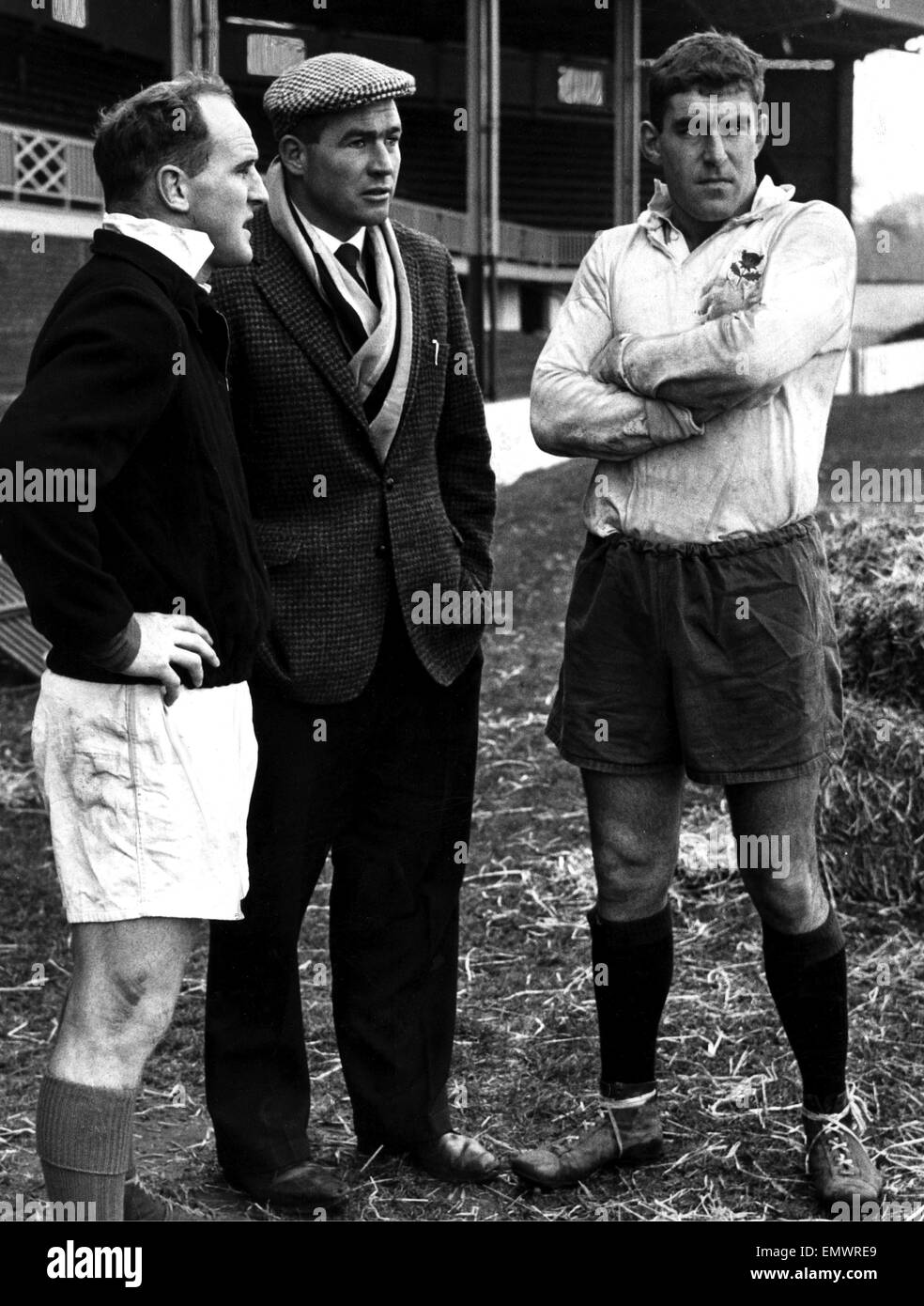 Colin Meads All Black (à droite) et la Nouvelle-Zélande le capitaine Wilson Whineray, représenté à la conversation avec Swansea's John Faull (centre) qui fait une tournée avec les Lions Britanniques néo-zélandais en 1959, à St Helen's Swansea - 13 Décembre 1963 Banque D'Images