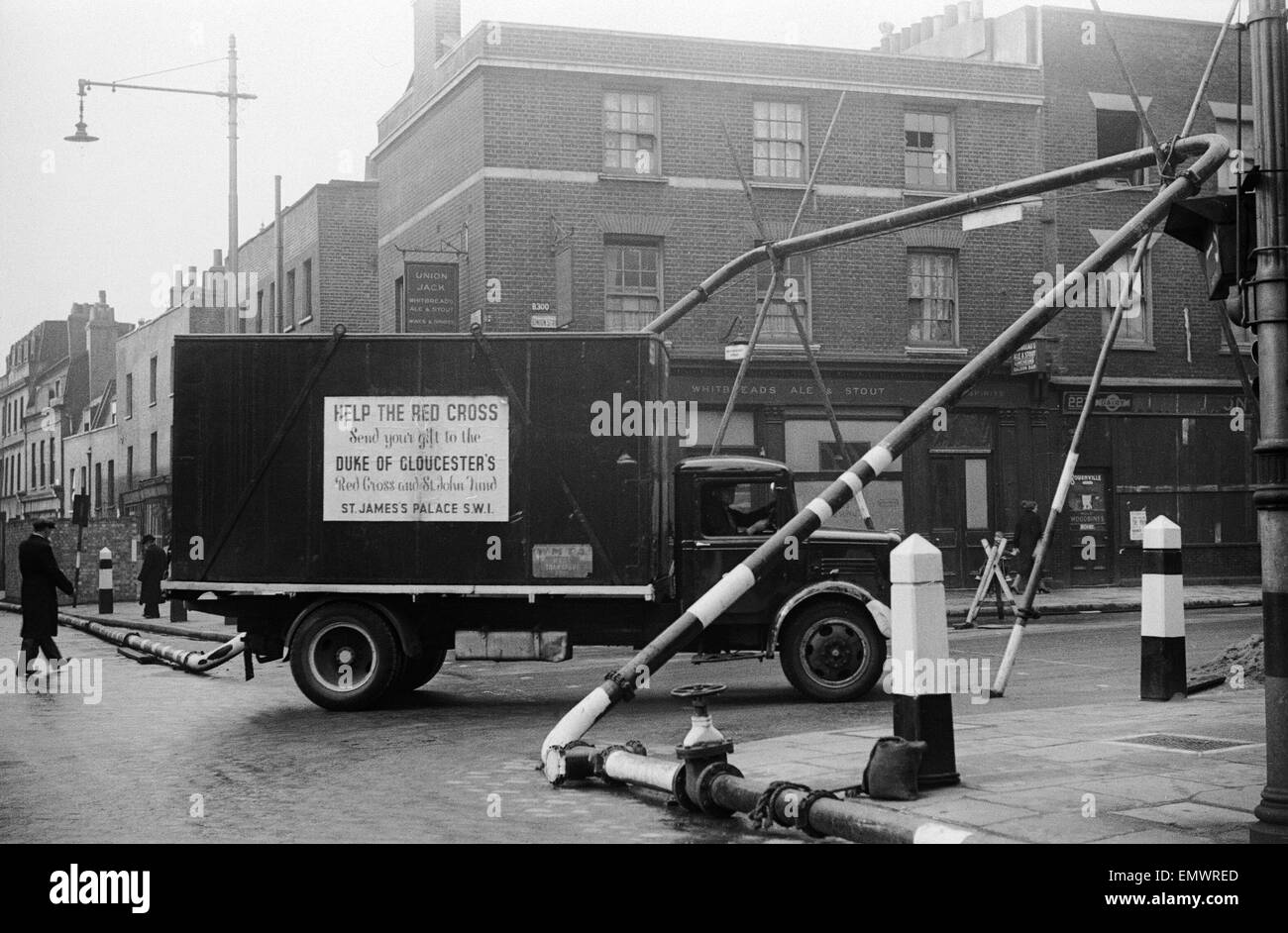 Camion de la Croix Rouge Le fait de baisser Union St, Southwark après une nuit de bombardements. 10 mai 1941. Banque D'Images