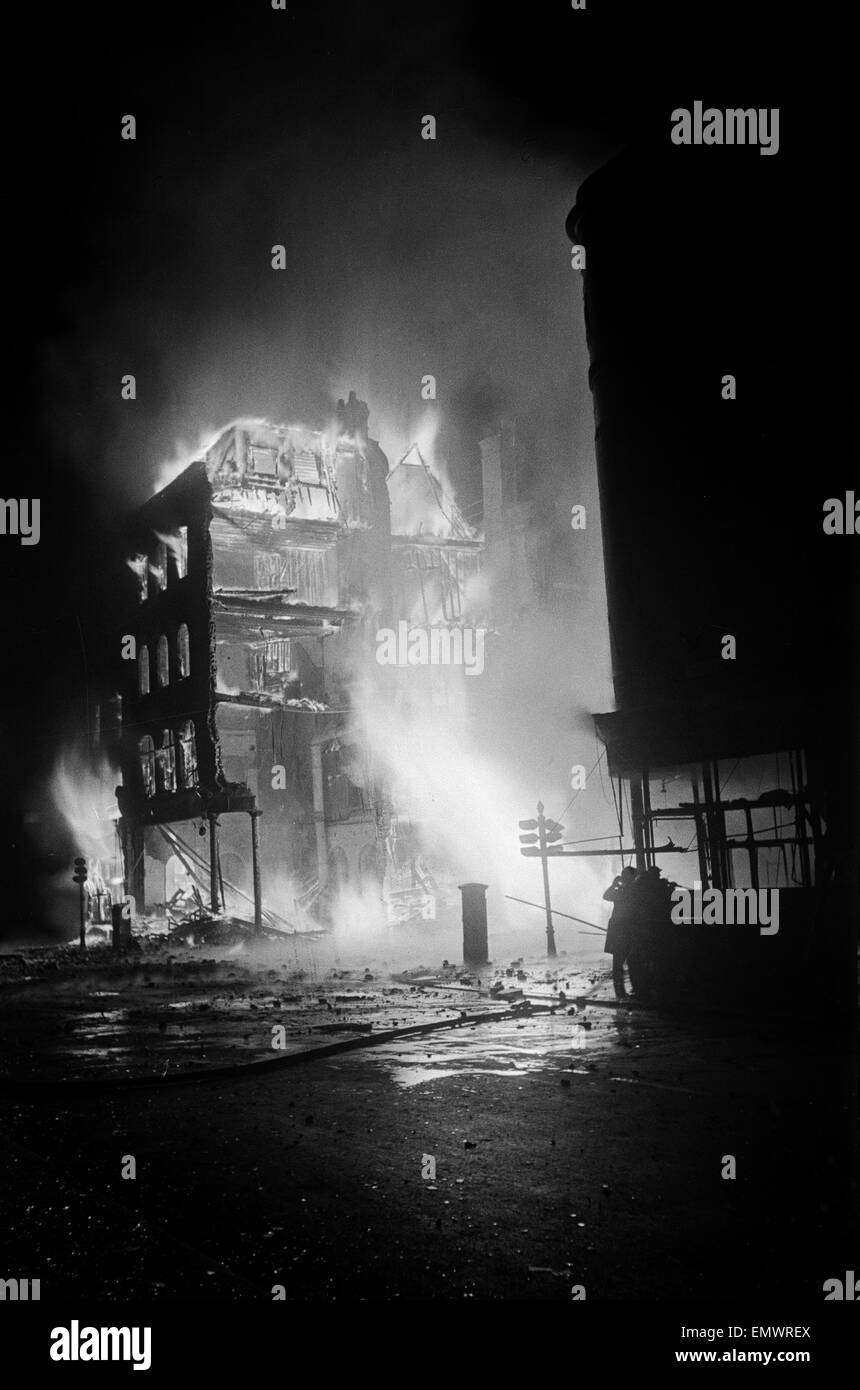 Southwark flamboyant incendie durant la nuit du 16 avril 1941. Banque D'Images