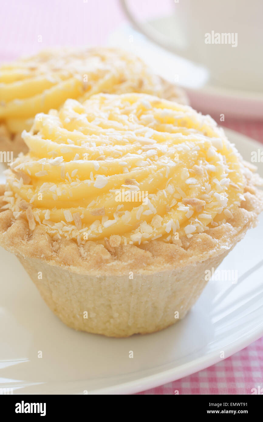 Manchester Tartelettes feuilletée cas rempli de confiture et crème oeufs saupoudrés de flocons de noix de coco Banque D'Images