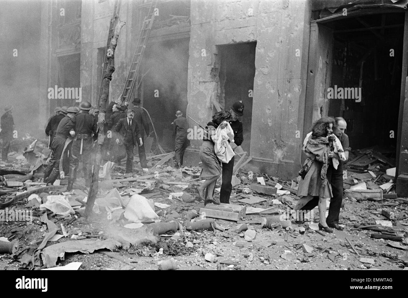 Sauvetage de victimes par N.F.S et C.D sur Buxton et Underwood St, E1, après un touché par une bombe volante V1. 1er août 1944. Banque D'Images