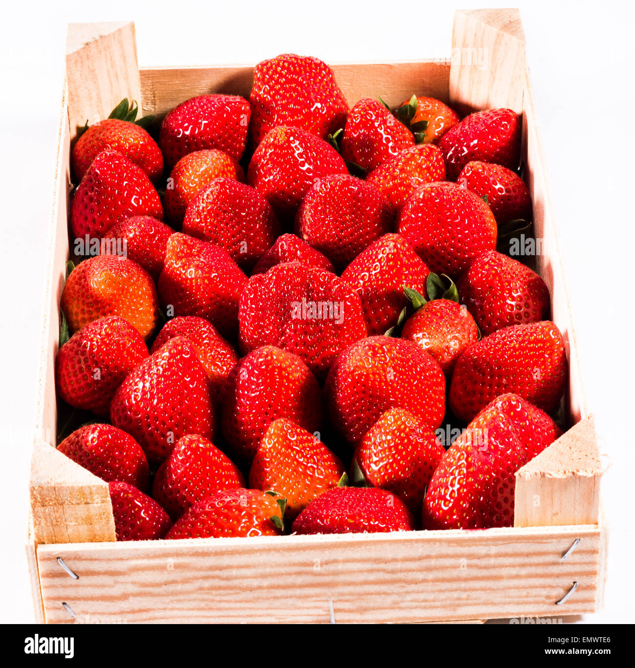 Fraise, fraises fraîches dans la boîte en bois dans une alimentation saine nature écologique précieux fruits biodynamique rouge beau et grand Banque D'Images