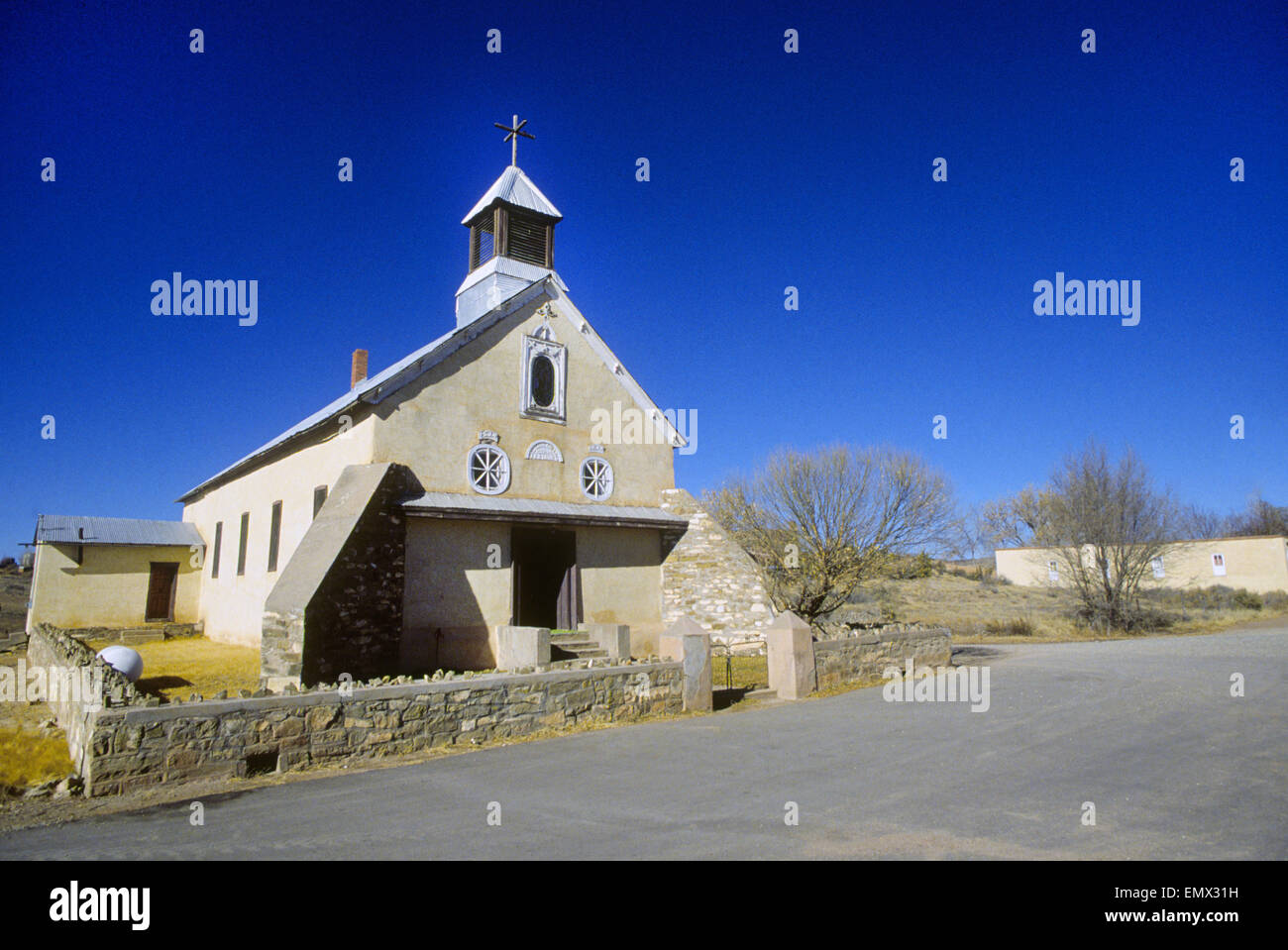 La mission catholique de Iglesia Nuestra Señora de los Remedios à Galisteo, Nouveau Mexique, a initialement été construit en 1884. Une ancienne église du même nom et sur le même site a été construite dans les années 1700. Banque D'Images