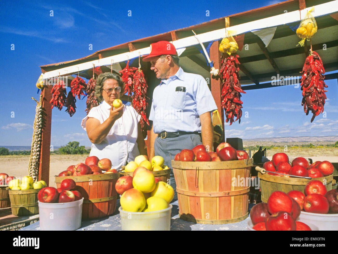 Les touristes s'arrêtent à un stand de fruits le long du Rio Grande près de la petite ville de Pilar dans le nord du Nouveau Mexique Banque D'Images