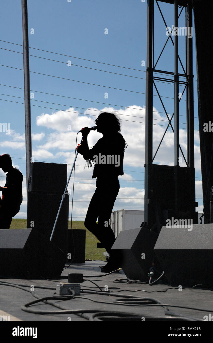 Generic ou anonymes, singer avec bande, silhouetté contre blue cloudy sky festival concert en plein air sur la scène. Banque D'Images